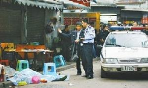 被兒子殺害的老兩口倒在小路邊,警方正在勘察案發現場