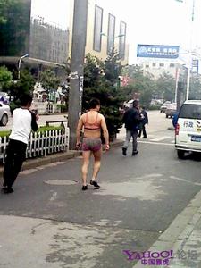 漁網(wǎng)哥漫步街頭,似勝閑庭信步
