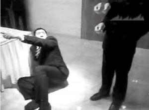 該男子突然倒地，大喊“哎喲，他打我，他打我，你們看到?jīng)]有？”