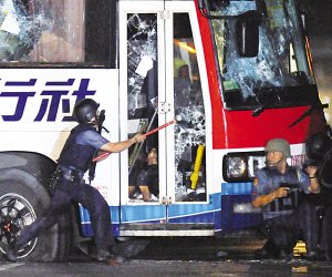 19：30左右 警方開始強攻，警方用錘子砸車窗