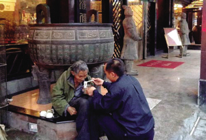 張副山喂老人面條
