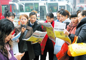 重慶南坪車站，市民被豆老師無(wú)私奉獻(xiàn)精神所感動(dòng)，正在發(fā)愛(ài)心捐助短信