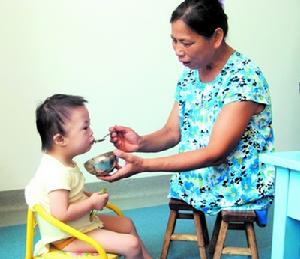 許月華在給孩子喂飯