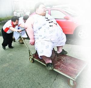 在新橋醫院,父親和醫生正用“專用車”推著梁用去做檢查