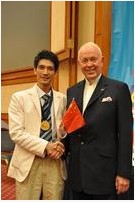 左邊為劉平