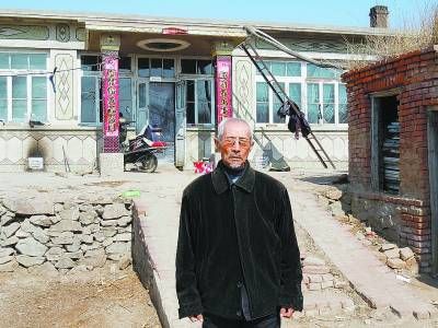 蔣慶泉在自家房前