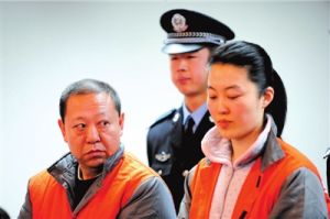 門頭溝原副區(qū)長閆永喜與情婦毛旭東(右)同庭受審。47歲的閆永喜涉案金額4200萬元,其中3600余萬元都進(jìn)入了情婦的公司。