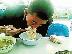 “拉面哥”視頻截圖