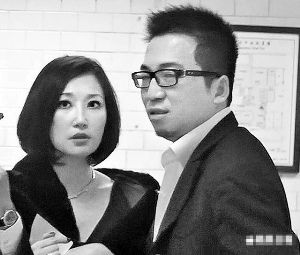 王世均(右)去年底KTV傷人事件后去醫院談和解,錢德月(左)也現身