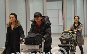 劉蕓在丈夫鄭鈞及母親的陪伴下首次回國