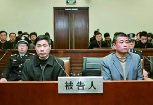 被告人闕敬德(右)、張志琴在法庭上。