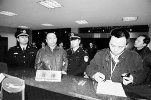 李莊(左二)被收押