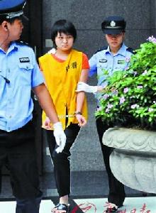 制造了駭人命案的女孩在法警的看護下步入法庭