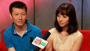 何欣張妍幸福牽手。