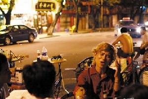 微閉著眼,與粉絲拉著手,炒螺明邊唱歌,邊在回答著別人對他的各種問題