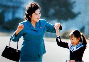 李春姬在孫女在一起嬉戲
