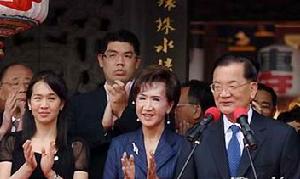 2006.4.18.國民黨榮譽主席連戰到福建龍海馬崎村祭祖并發表演講。左一為長女連惠心
