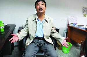 傷人的倪順義攤開(kāi)雙手為自己辯解,兩只袖子上還沾有血跡