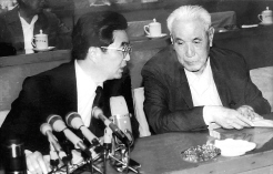 1994年5月胡錦濤同志在紀念焦裕祿同志逝世30周年大會上與段君毅同志交談