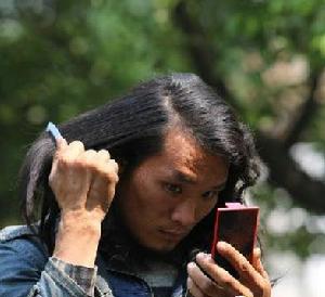 “自尊帝”酷似杜德偉,自稱比犀利哥有范兒。