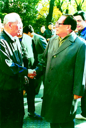 1995年11月江澤民同志視察北京時與段君毅同志親切握手
