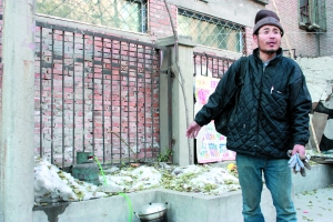 2009年11月18日,孫愛武指著他的攤位說這就是他的家