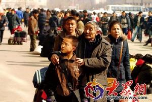 在火車站附近,看到無家可歸的流浪兒,老人就把他們帶回家