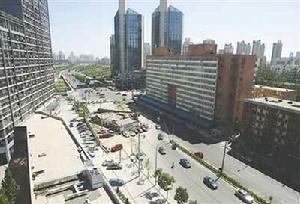 原本為方便市民出行而修建的道路,現(xiàn)在卻因“釘子戶”很難“方便”起來