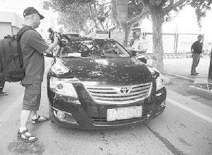 呂建福拍攝了數千張公車私用、違規駕駛與停放的照片
