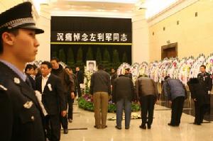 北京市公安局800余名民警代表和200余名自發(fā)組織的群眾趕到八寶山殯儀館與左利軍做最后的道別。