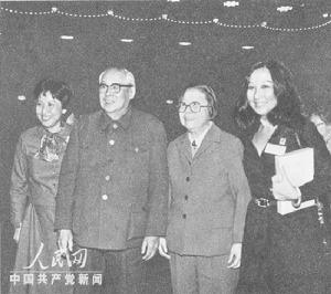 （圖）廖承志、鄧穎超和孫穗芳、孫穗芬在一起