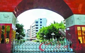 武江區政府大院,鄔學新在工作了十年的地方縱身跳下