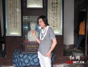 “手勢哥”張一一在沈從文故居做出侮辱性手勢,被網友質疑又在炒作。