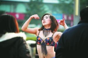 無論是身材容貌,還是動作聲音,抑或是眼波流轉,“她”看上去真是一個女人。