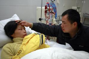 2009年12月9日朱海華又?jǐn)€夠了一次透析的費(fèi)用,妻子上機(jī)接受治療后,臉色終于好了一些,朱海華憐愛(ài)的為妻子捋了捋頭發(fā)。