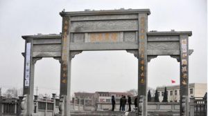 豪華的“活人墓”旁邊就是飄揚著五星紅旗的一座學校