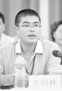 2010年8月30日,王潤林在濟南市數(shù)字電視調(diào)價聽證會上發(fā)言。