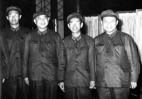 中央“文革”小組成立，“四人幫”逐步奪權