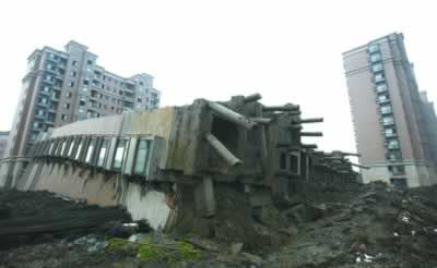 上海一幢在建13層樓房離奇倒塌