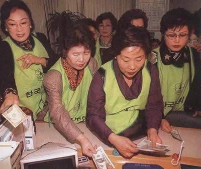 泰幣實行浮動匯率制，亞洲金融危機開始