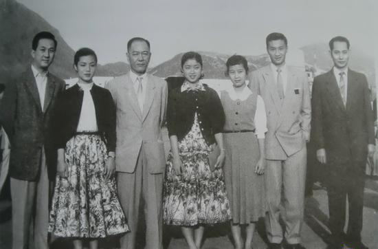 著名香港演員謝賢出生