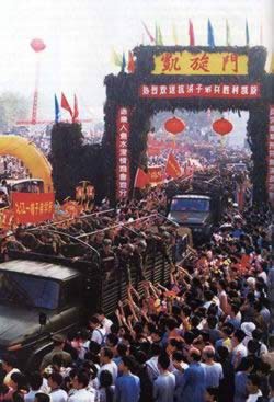 數(shù)十萬九江市民為抗洪官兵送行