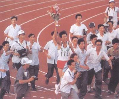 朱建華以2.38米破男子跳高世界紀錄