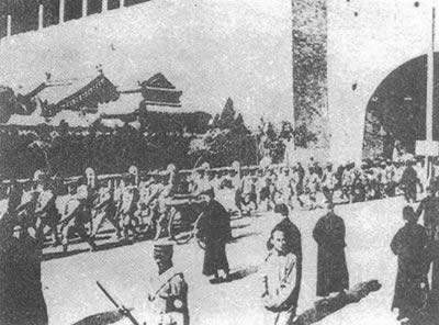 馮玉祥發(fā)動北京政變，推翻曹錕政府