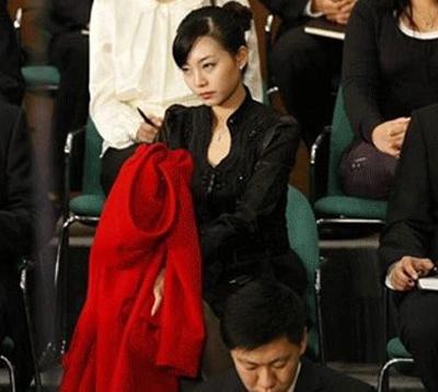 奧巴馬身后黑衣美女 脫衣動(dòng)畫走紅網(wǎng)絡(luò)