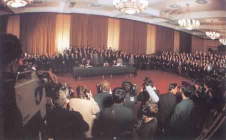 1984年12月19日 《中英關于香港問題的聯合聲明》簽署（圖片來源：歷史上的今天TodayOnHistory.com）