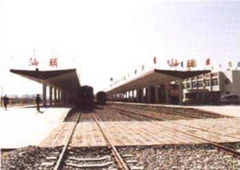 廣梅汕鐵路和海灣大橋通車