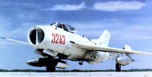 中國自制的“殲-7”飛機首次試飛成功