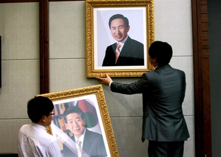 李明博正式宣誓就任第17屆韓國(guó)總統(tǒng)