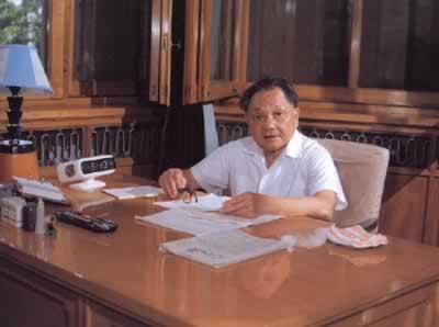 鄧小平提出評價建國以來歷史問題的指導(dǎo)思想(轉(zhuǎn)自：歷史上的今天。中國)